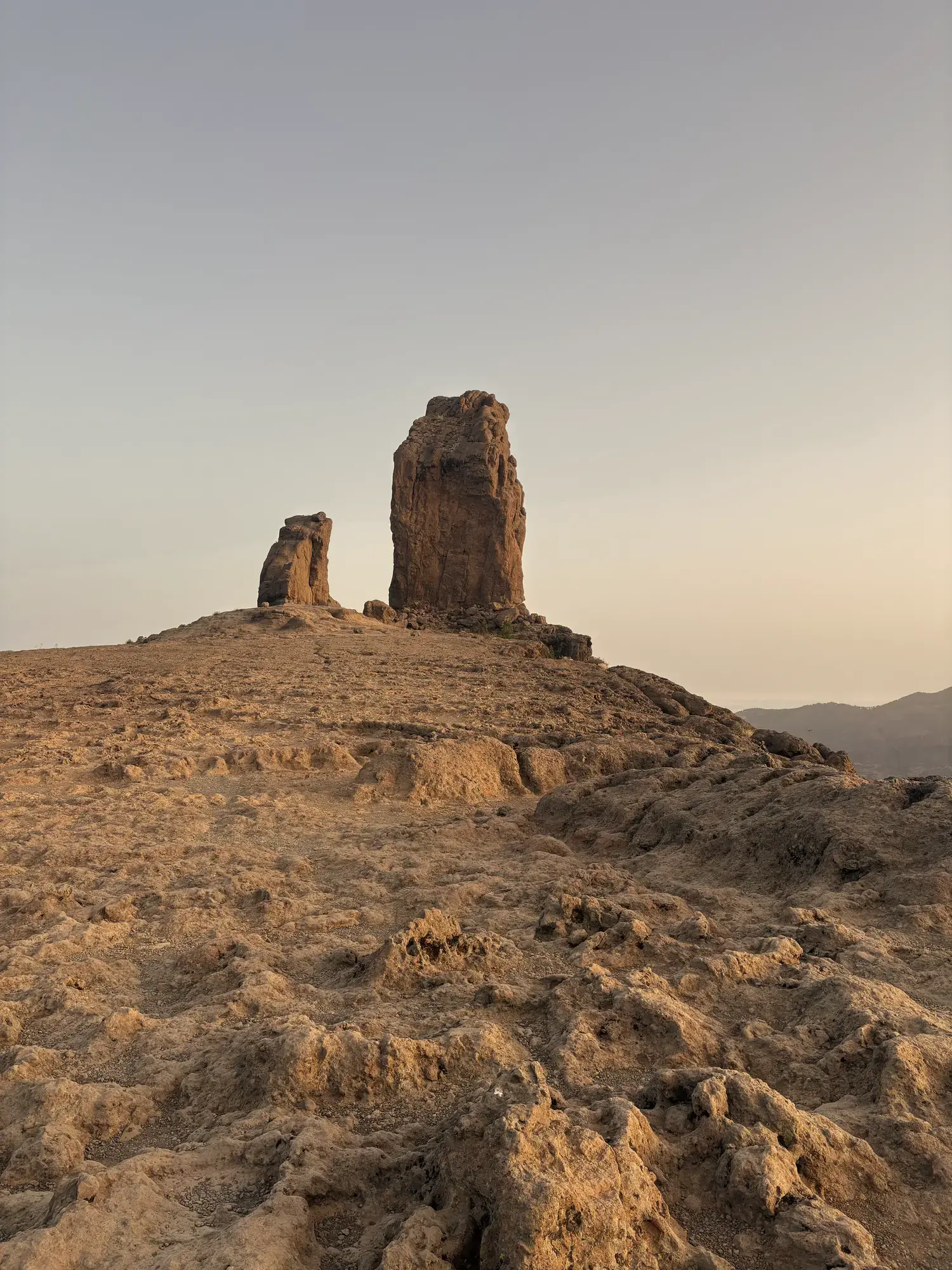 Zicht op de Roque Nublo monoliet vanaf het rotsachtige plateau op de top van de hike op Gran Canaria