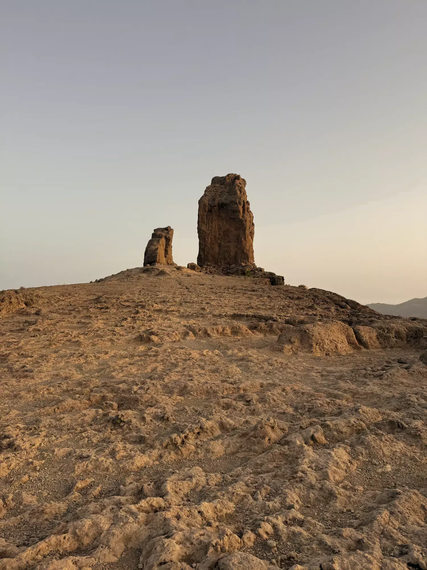 De Roque Nublo rotsformatie op het rotsplateau in warm licht op Gran Canaria