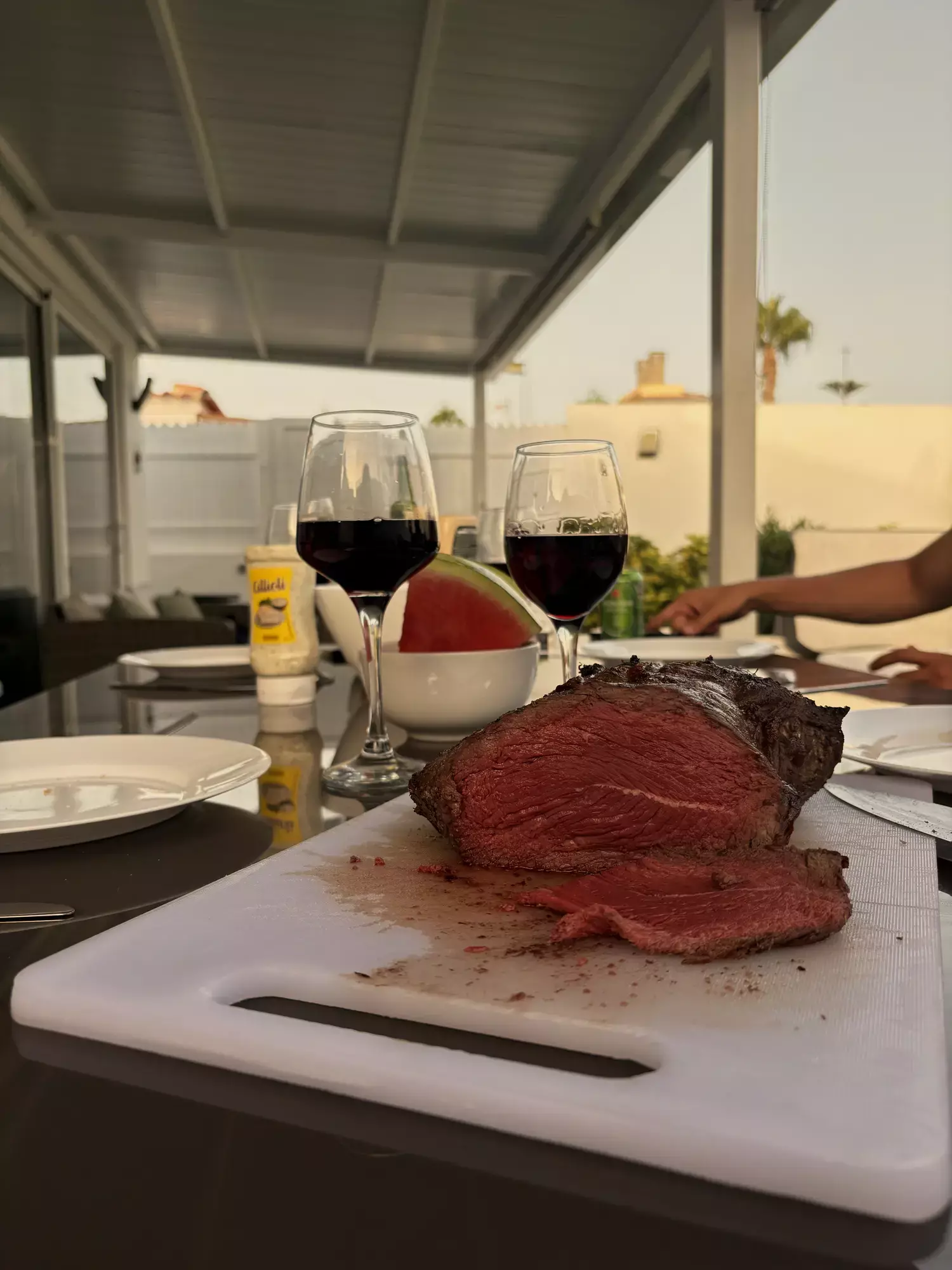 Close-up van gegrild rundvlees op een snijplank tijdens een diner op het terras van een vakantievilla in Maspalomas