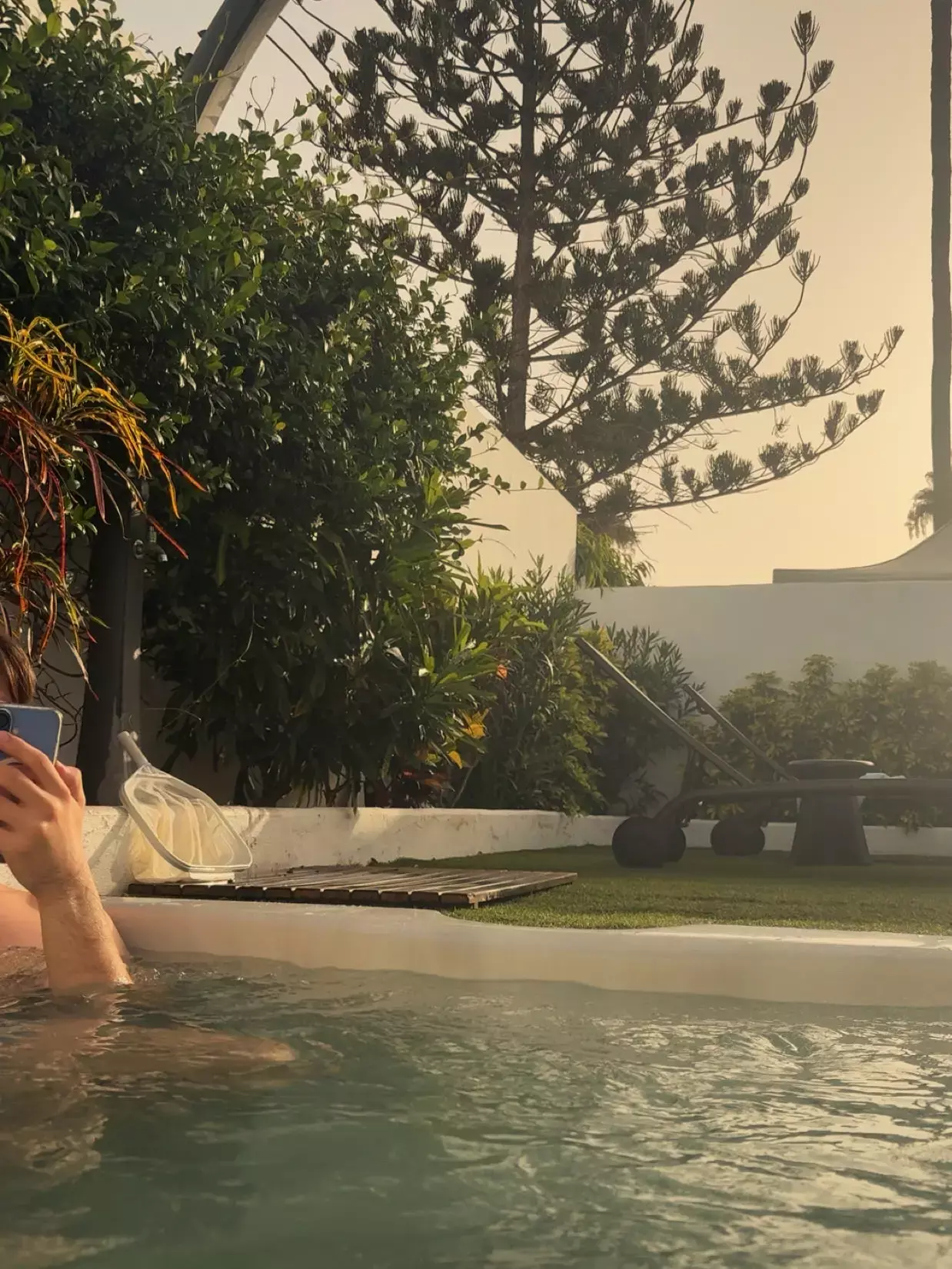 Ontspannen in het buitenbad in de tropische tuin van Villa Palmera in Maspalomas bij warm avondlicht
